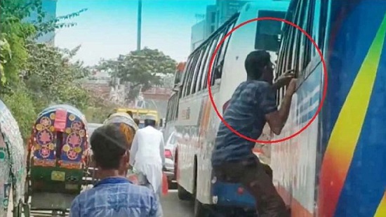 মেয়েটির শখের ফোন ছোঁ মেরে নিয়ে পালায় যুবক, দেবদূতের মতো ধরলেন এক শিক্ষার্থী, তারপর…
