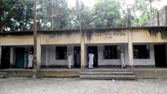 এক শিক্ষাপ্রতিষ্ঠানে ৭ শিক্ষকের ৪ শিক্ষার্থী, পাস করেনি কেউ