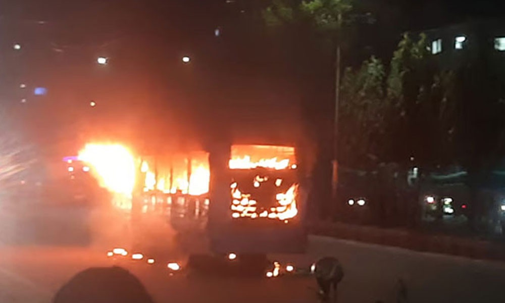 রাজধানীর পল্লবীতে বাসে আগুন দিল দুর্বৃত্তরা