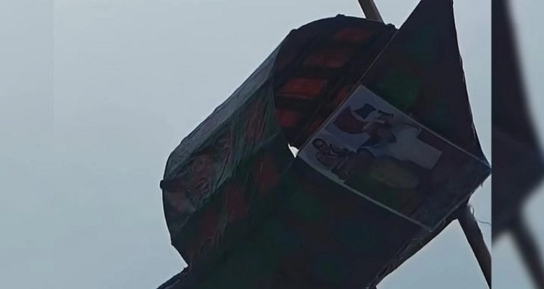 রাতের আঁধারে রাস্তায় ‘ঝুলন্ত নৌকা’, অতঃপর……