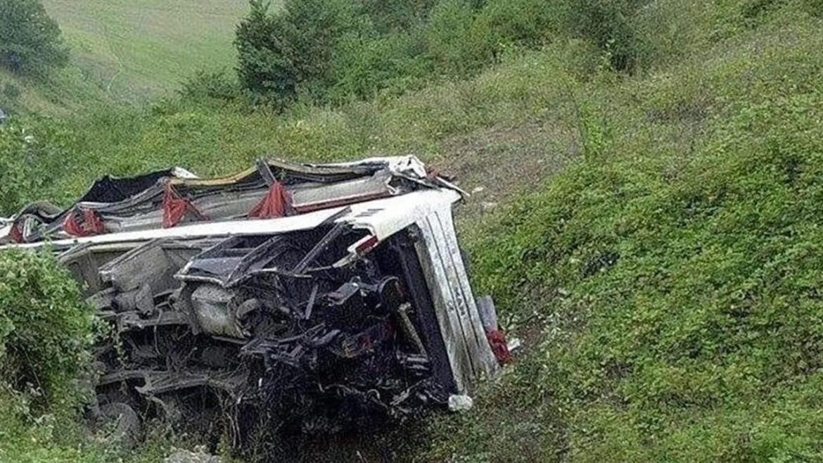 যাত্রীবাহী বাস পড়ল গভীর খাদে, নিহত ১৫