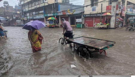 ধেয়ে আসছে শক্তিশালী বৃষ্টিবলয়, ঝুঁকিতে যে সকল অঞ্চল