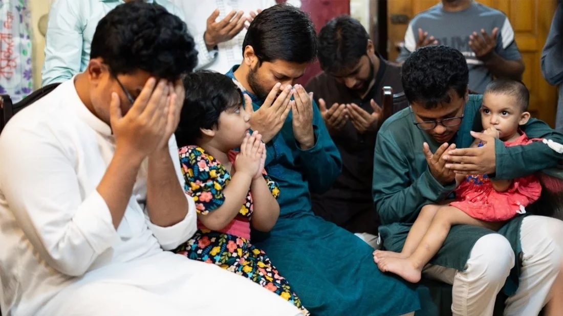 ডাকসুতে দায়িত্ব পালনকালে মারা যাওয়া সাংবাদিকের বাসায় সাদিক-ফরহাদ